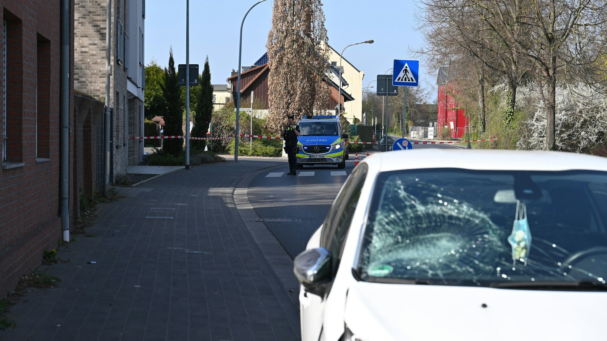 Auf dem Foto ist die gesperrte Unfallstelle zu sehen.