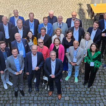 Zu sehen ist eine große Gruppe von Frauen und Männern.