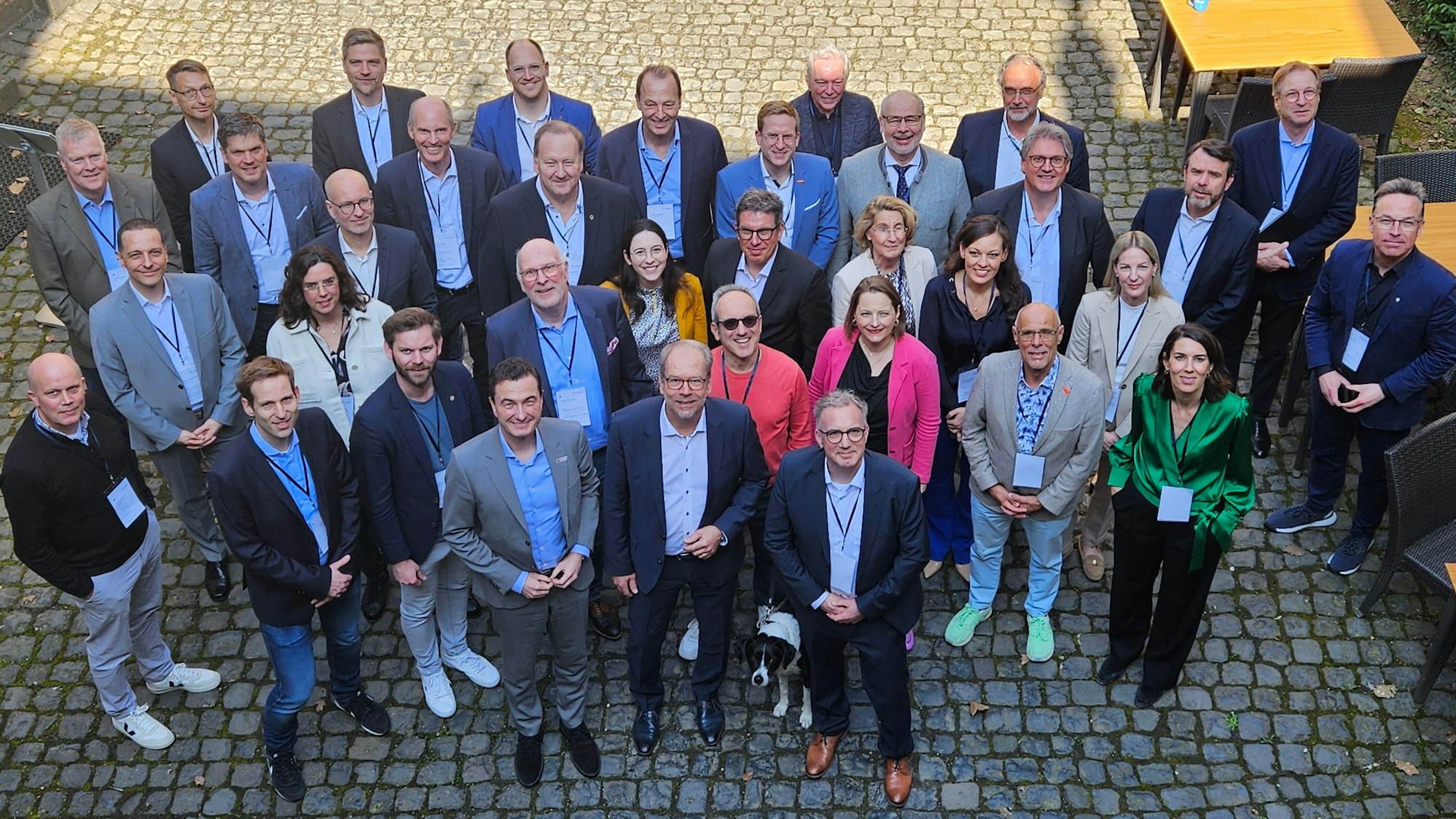 Zu sehen ist eine große Gruppe von Frauen und Männern.