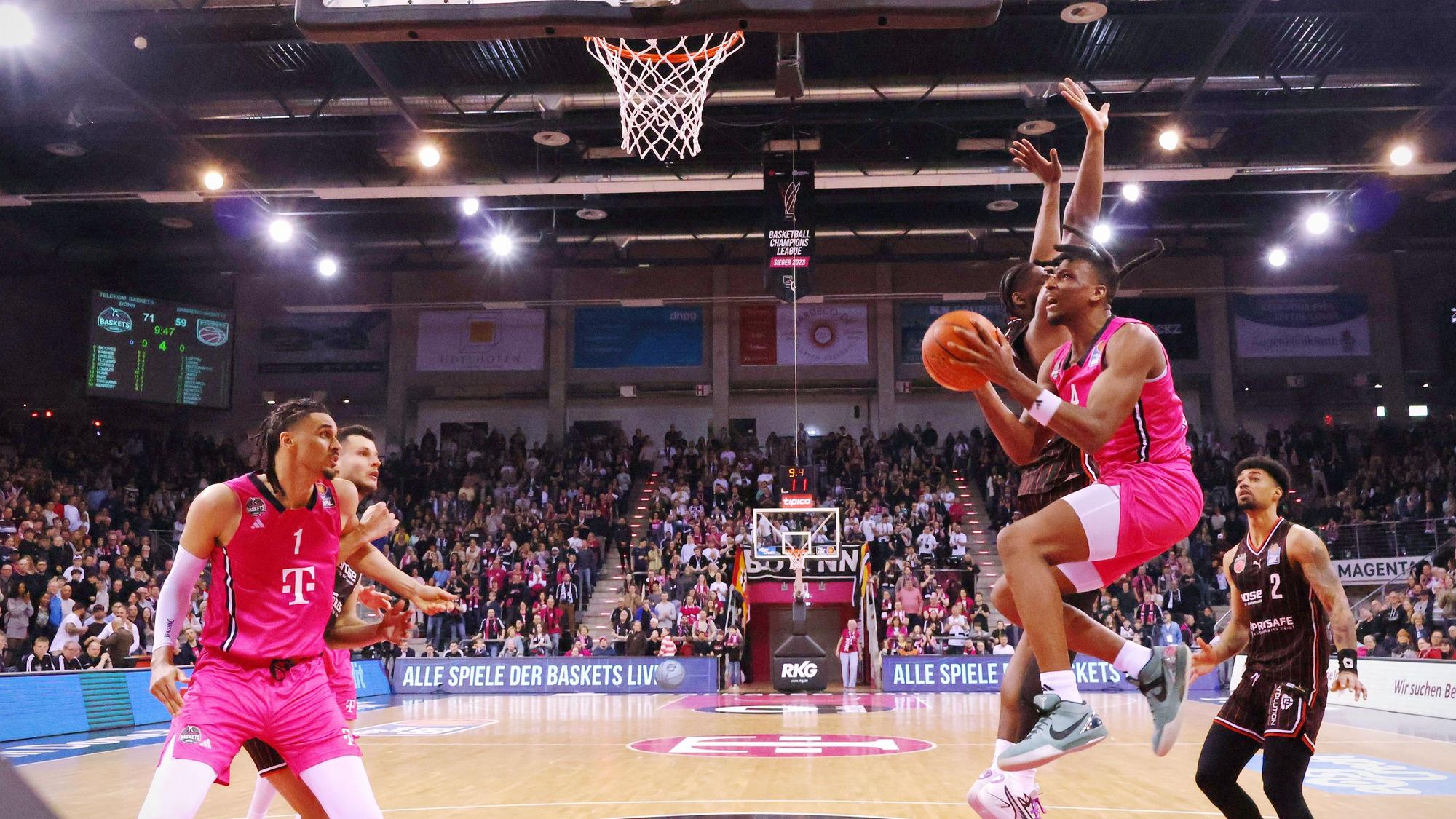 Artistisch zieht Phlandrous Fleming Jr. (rechts) für die Telekom Baskets zum Korb.
