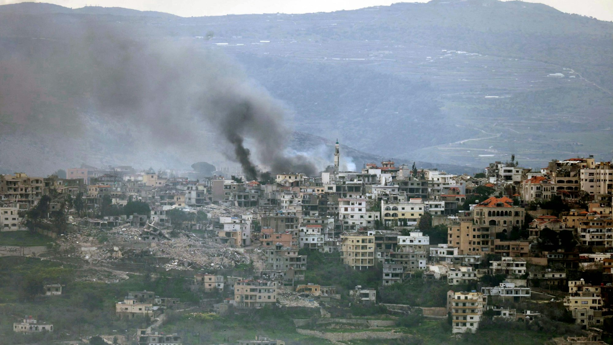 Rauch steigt in der libanesischen Stadt Khiam hervor. Israels Verteidigungsminister Israel Kratz drohte dem Libanon, nachdem Israel wieder mit Raketen beschossen wurde.