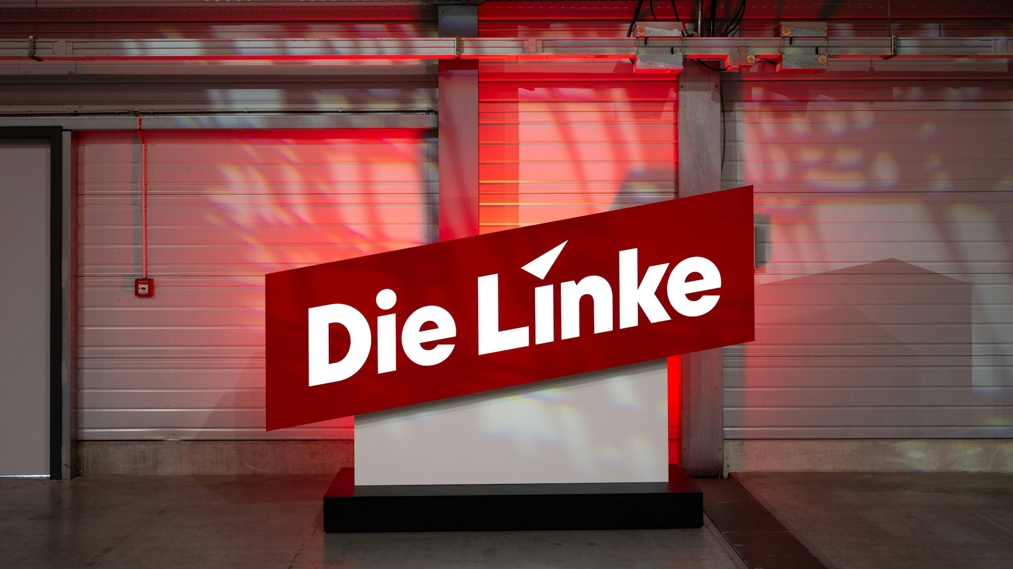 Ein Logo der Partei Die Linke leuchtet vor Beginn des Bundesparteitages der Partei in der Halle. (Archivbild)