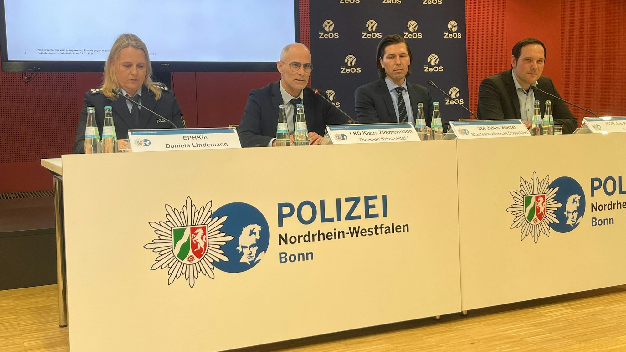 Pressesprecherin Daniela Lindemann, Leiter der Kriminaldirektion Kriminalität, Klaus Zimmermann, Staatsanwalt Julius Sterzel, Zentral- und Ansprechstelle für die Verfolgung Organisierter Straftaten in Nordrhein-Westfalen (ZeOS) und der Einsatzleiter Jan Peter Klug präsentierten Ergebnisse.