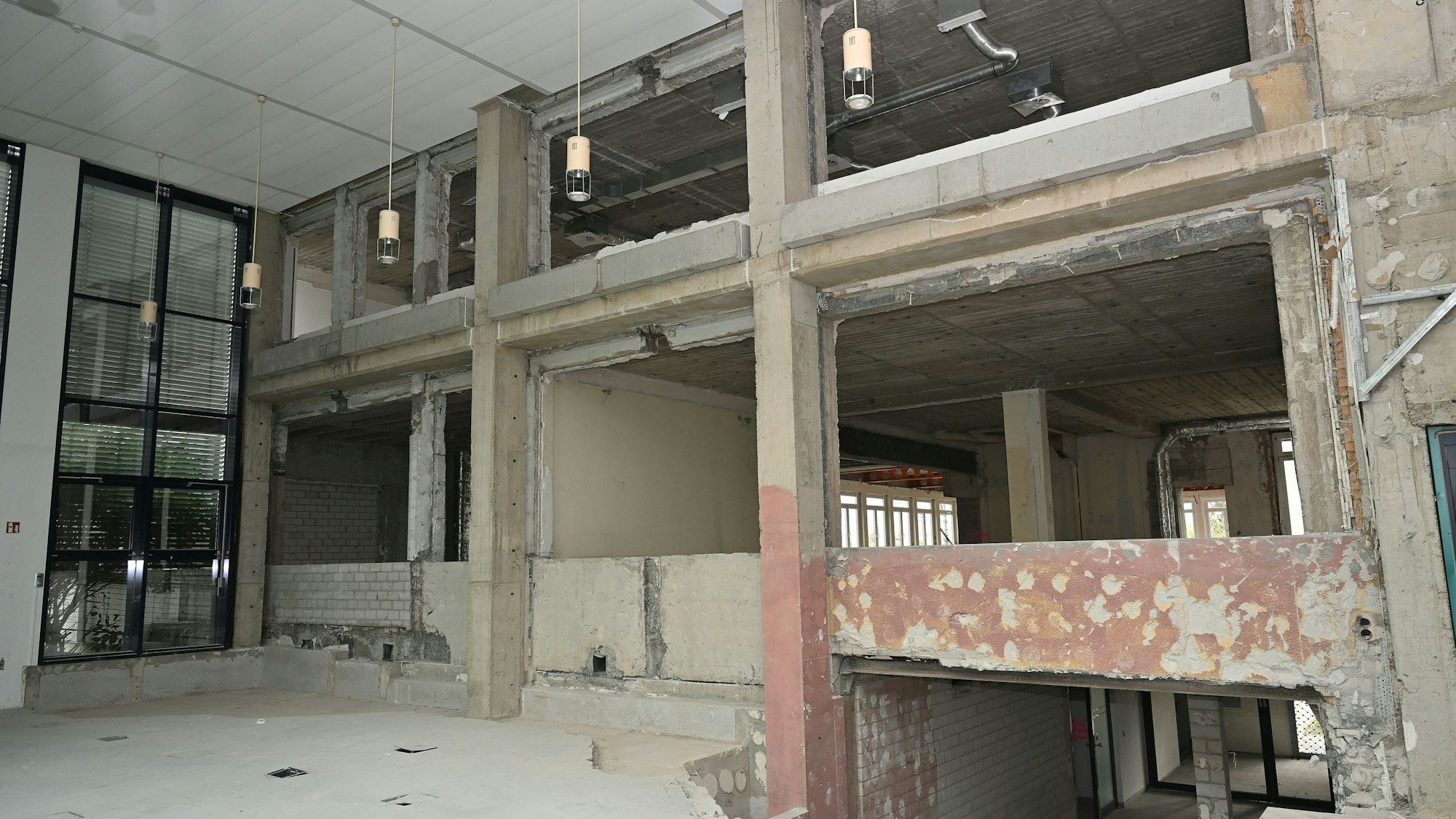 Blick in das entkernte ehemalige AOK-Gebäude und künftige Bergisch Gladbacher Stadthaus.