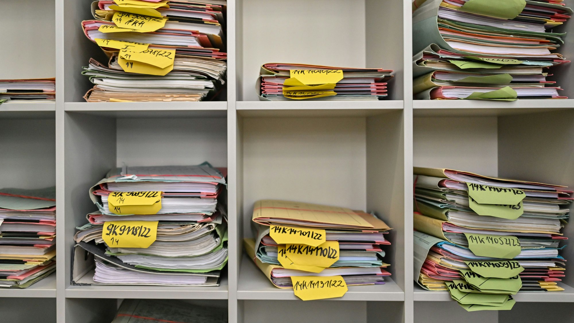 Mehrere Stapel mit Akten liegen am Finanzgericht