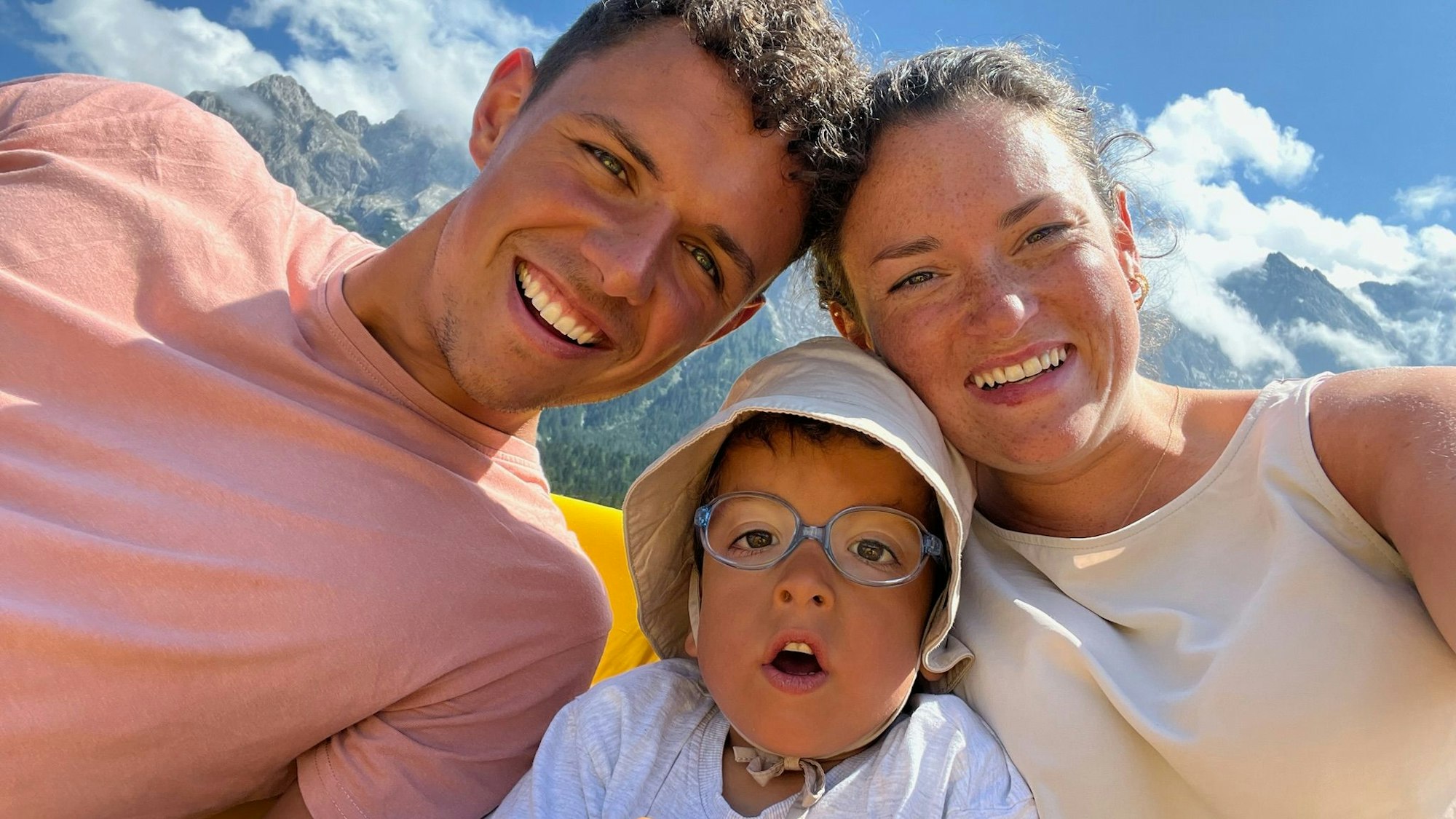 Der vierjährige Malte mit seinen Eltern Matthias und Marianne Dick.