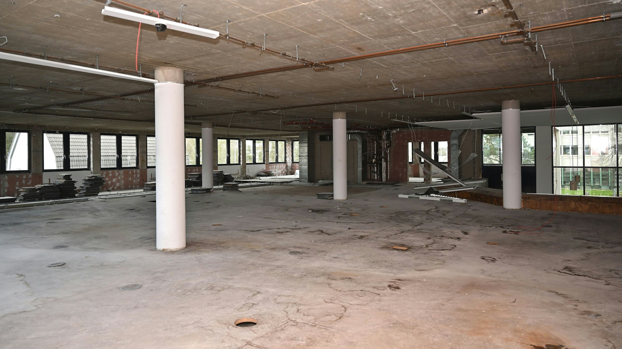 Durch eine entkernte Etage des ehemaligen AOK-Gebäudes ist die Bensberger Straße zu sehen.