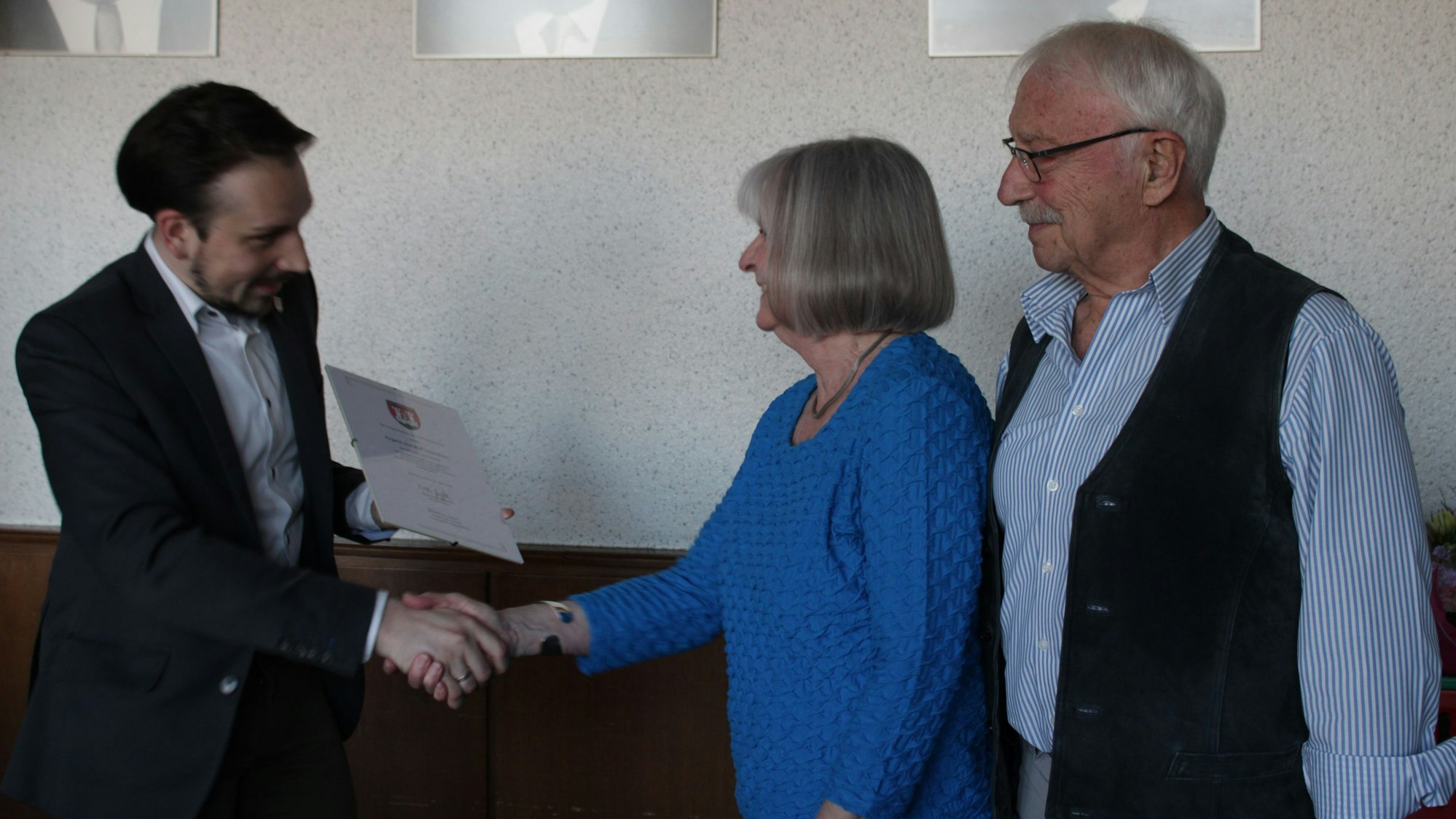 Für ihr Engagement haben Angela und Rolf Schönhaar den Niederkasseler Integrationspreis erhalten, hier überreicht von Bürgermeister Matthias Großgarten.