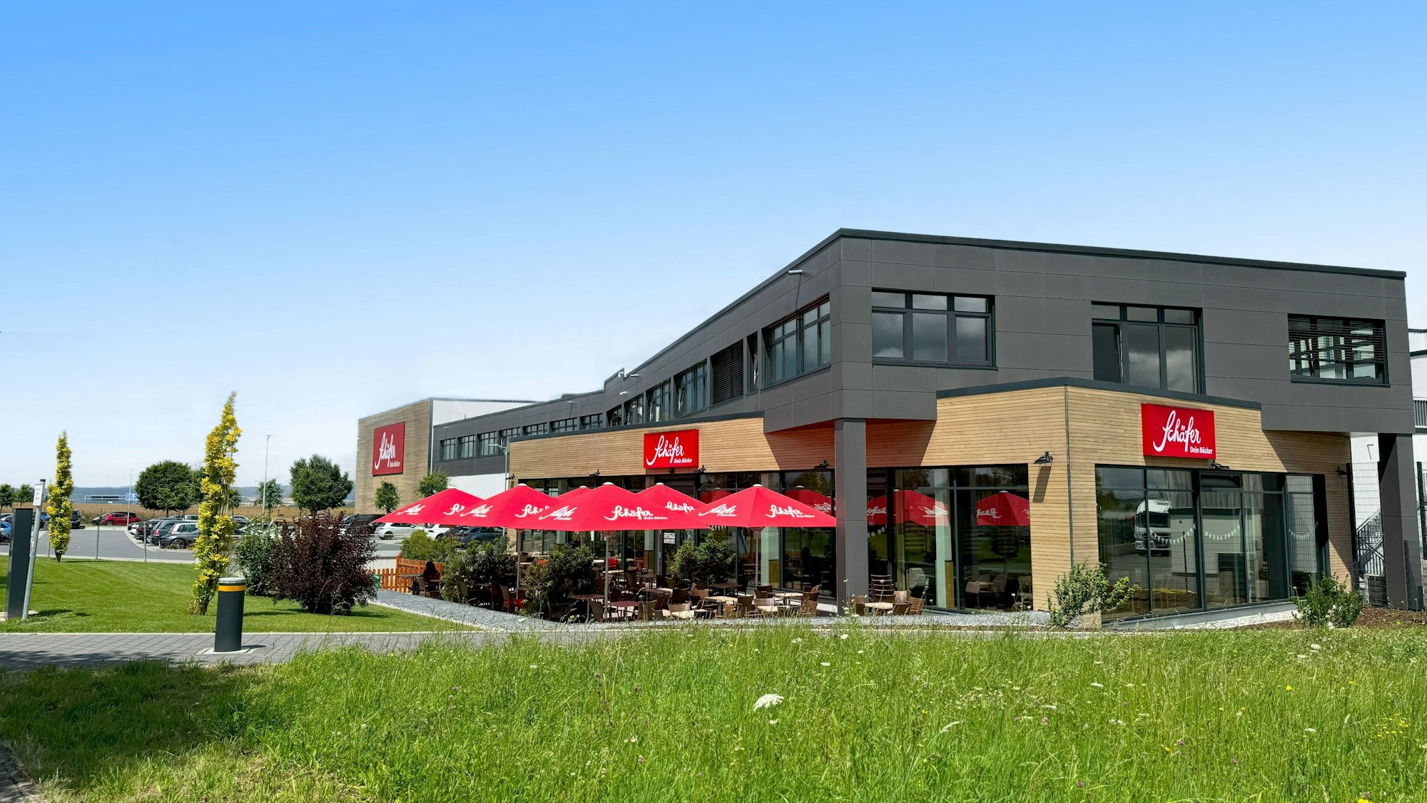 Eine Filiale mit Außenterrasse von Schäfer Dein Bäcker.