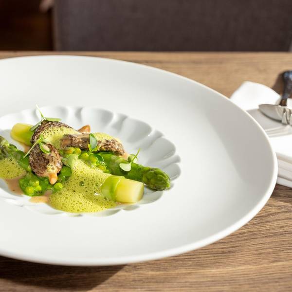 Chefkoch Marlon Rademacher (La Cuisine) macht grünen Spargel, Morcheln und Bärlauchschaum mit Fregola Sarda, einer Nudelart in Form kleiner Kügelchen.