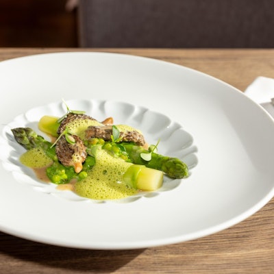Chefkoch Marlon Rademacher (La Cuisine) macht grünen Spargel, Morcheln und Bärlauchschaum mit Fregola Sarda, einer Nudelart in Form kleiner Kügelchen.