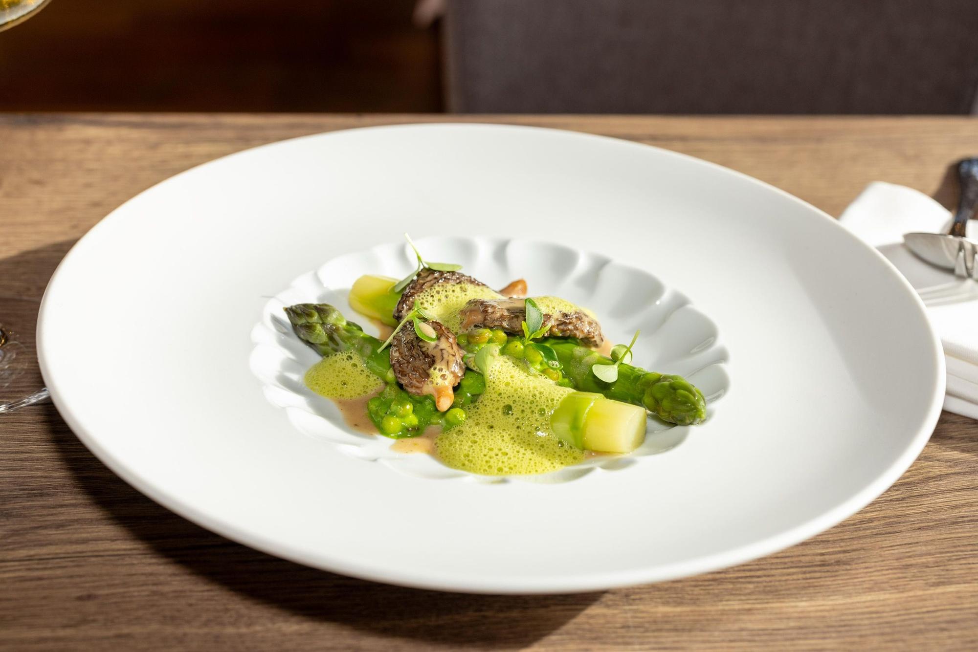 Chefkoch Marlon Rademacher (La Cuisine) macht grünen Spargel, Morcheln und Bärlauchschaum mit Fregola Sarda, einer Nudelart in Form kleiner Kügelchen.