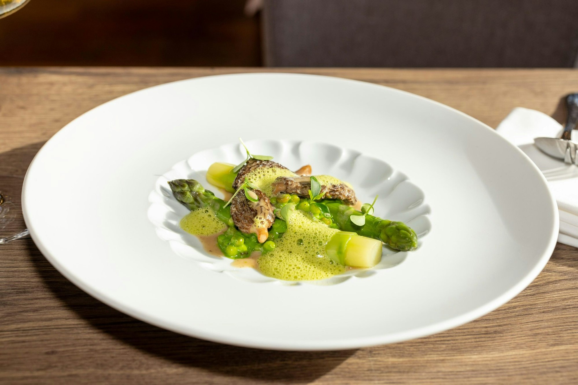 Chefkoch Marlon Rademacher (La Cuisine) macht grünen Spargel, Morcheln und Bärlauchschaum mit Fregola Sarda, einer Nudelart in Form kleiner Kügelchen.