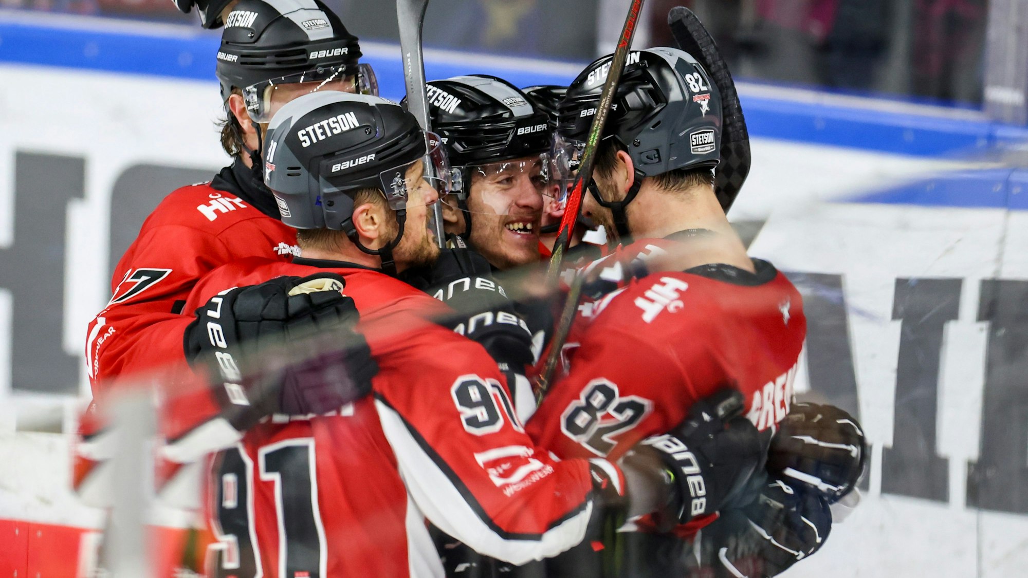 28.03.2025, Nordrhein-Westfalen, Köln: Eishockey: DEL, Kölner Haie - Pinguins Bremerhaven, Meisterschaftsrunde, Viertelfinale, 6. Spieltag, Lanxess Arena: Torjubel nach dem Tor zum 2:1 für die Haie durch Kölns Alexander Grenier (r). Foto: Christoph Reichwein/dpa +++ dpa-Bildfunk +++