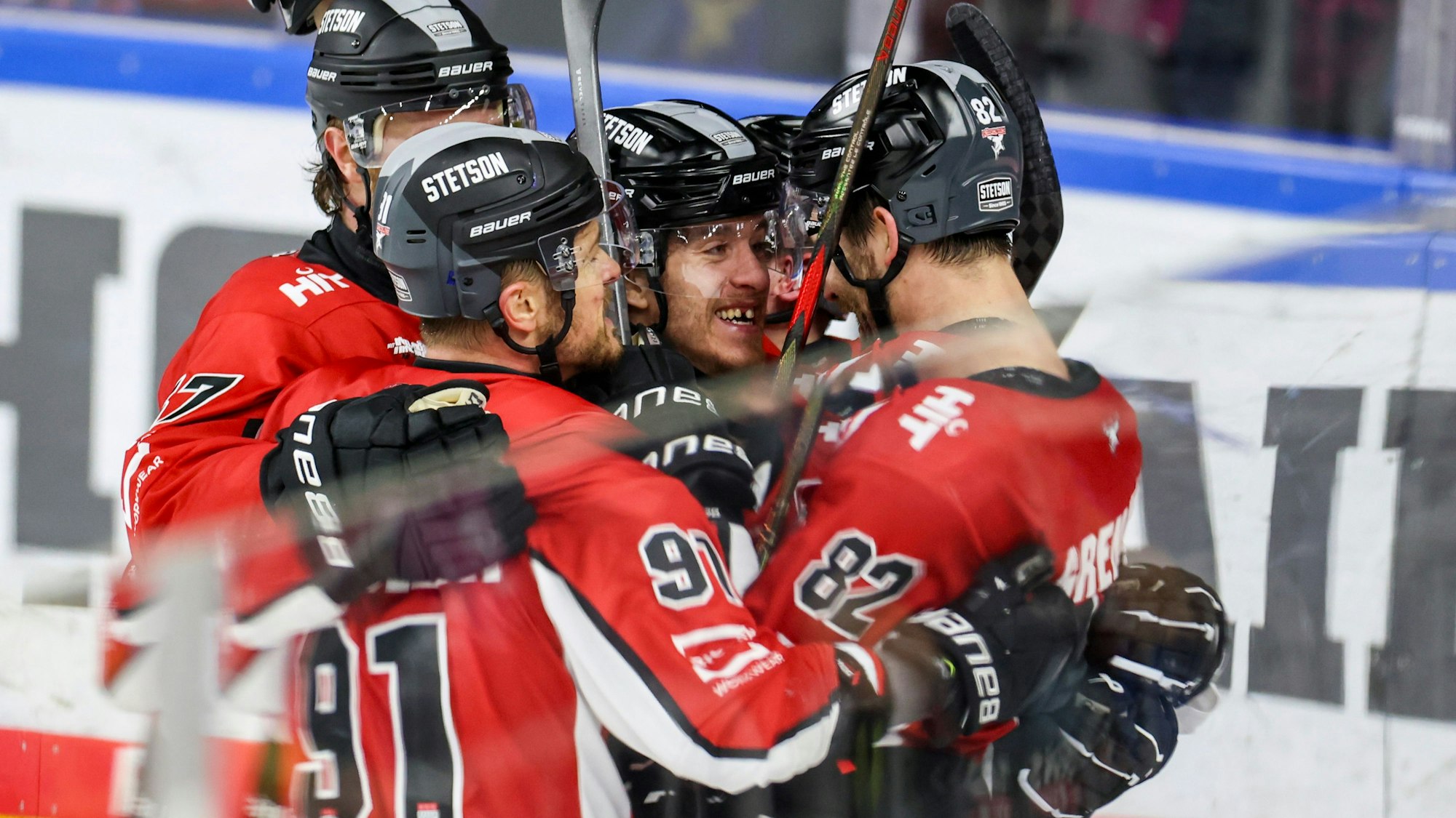 28.03.2025, Nordrhein-Westfalen, Köln: Eishockey: DEL, Kölner Haie - Pinguins Bremerhaven,