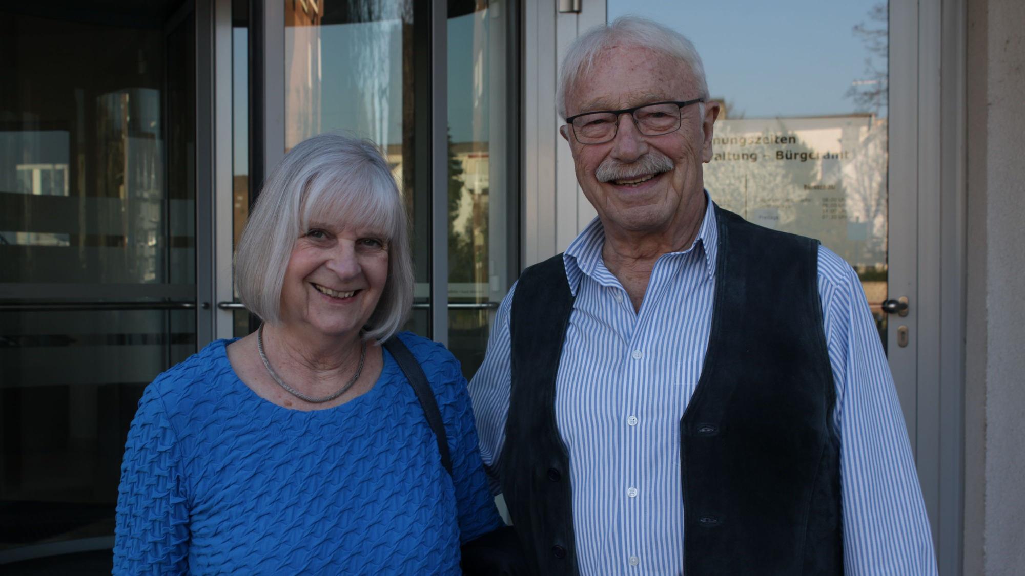 Angela (72) und Rolf Schönhaar (80) aus Niederkassel waren erst Ersatzeltern, dann Ersatzgroßeltern für eine Familie aus Eritrea.