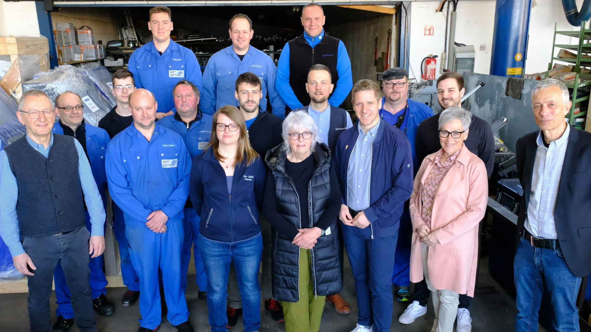 Die Belegschaft der Firma Franzen hat sich mit den Besuchern zum Gruppenbild aufgestellt.