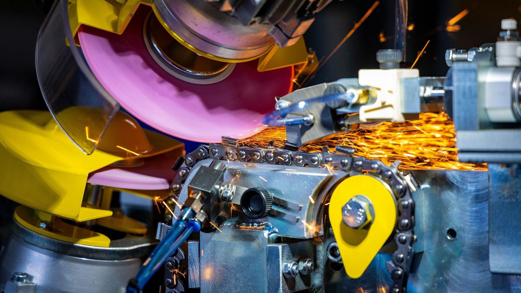 Der Kettenschärfautomat SA6 der Firma Franzen beim Schleifvorgang einer Sägekette.