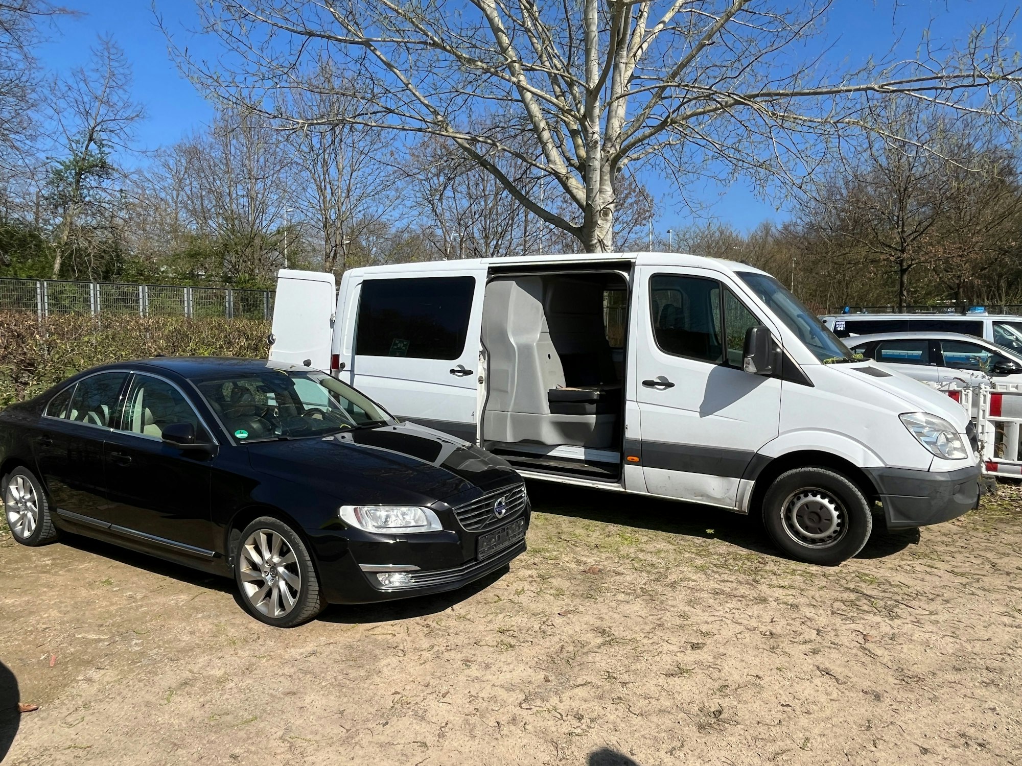 Auf dem Hof der Bonner Polizei stehen zwei der sichergestellten Fahrzeuge, der Kleintransporter wurde in Sankt Augustin gefunden.