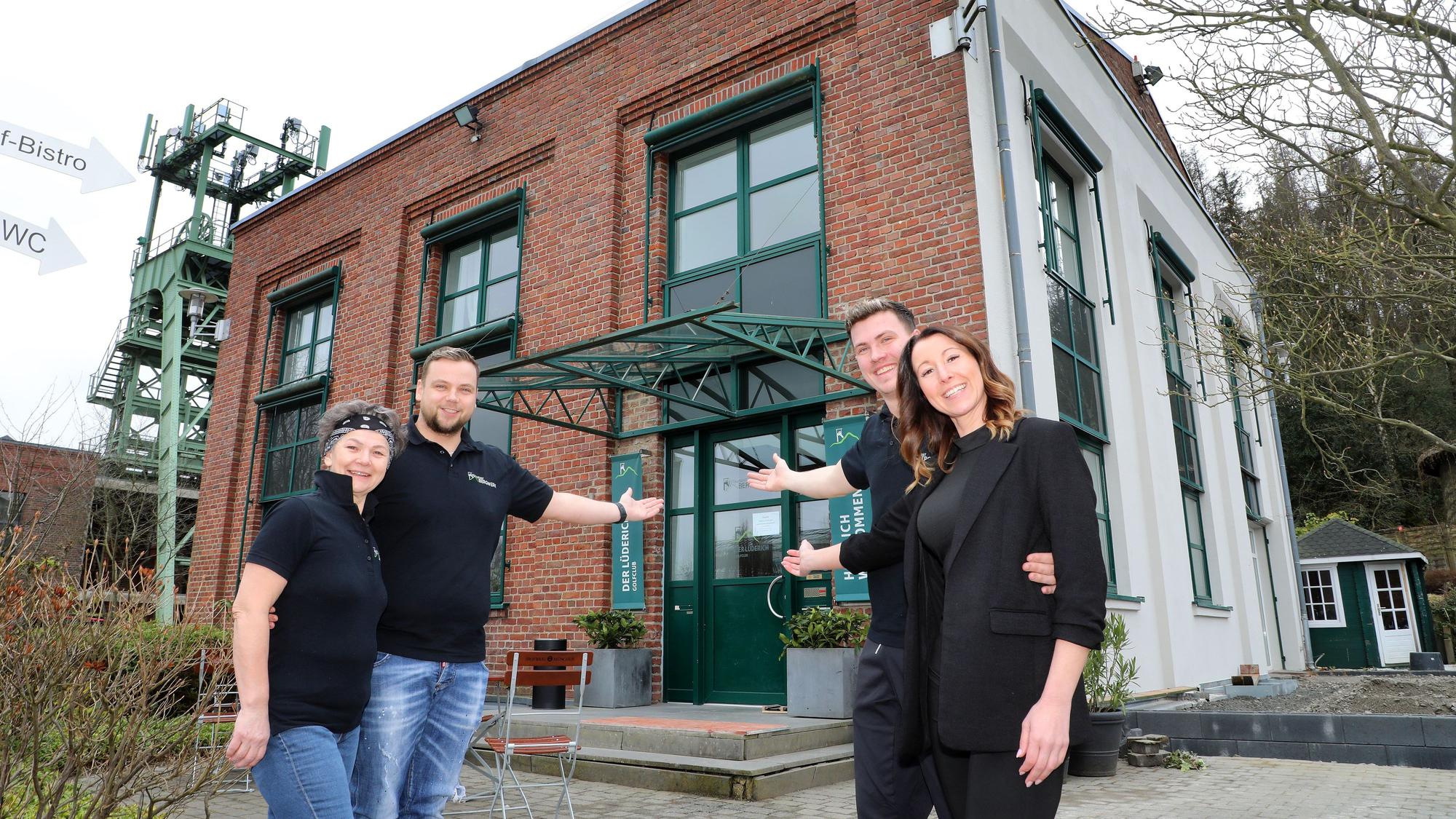 Die Betreiber stehen vor dem neuen Restaurant „Bergwerk“ im ehemaligen Maschinenhaus auf dem Lüdercih bei Overath-Steinenbrück.
