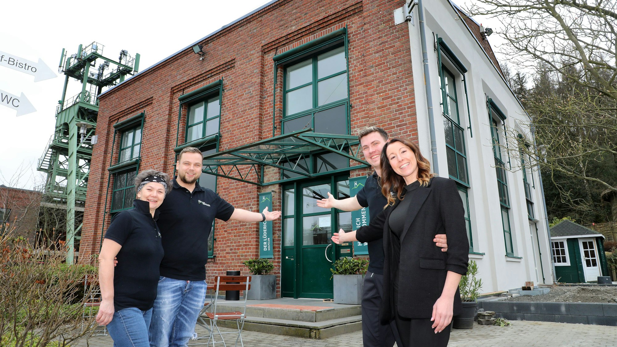 Die Betreiber stehen vor dem neuen Restaurant „Bergwerk“ im ehemaligen Maschinenhaus auf dem Lüdercih bei Overath-Steinenbrück.