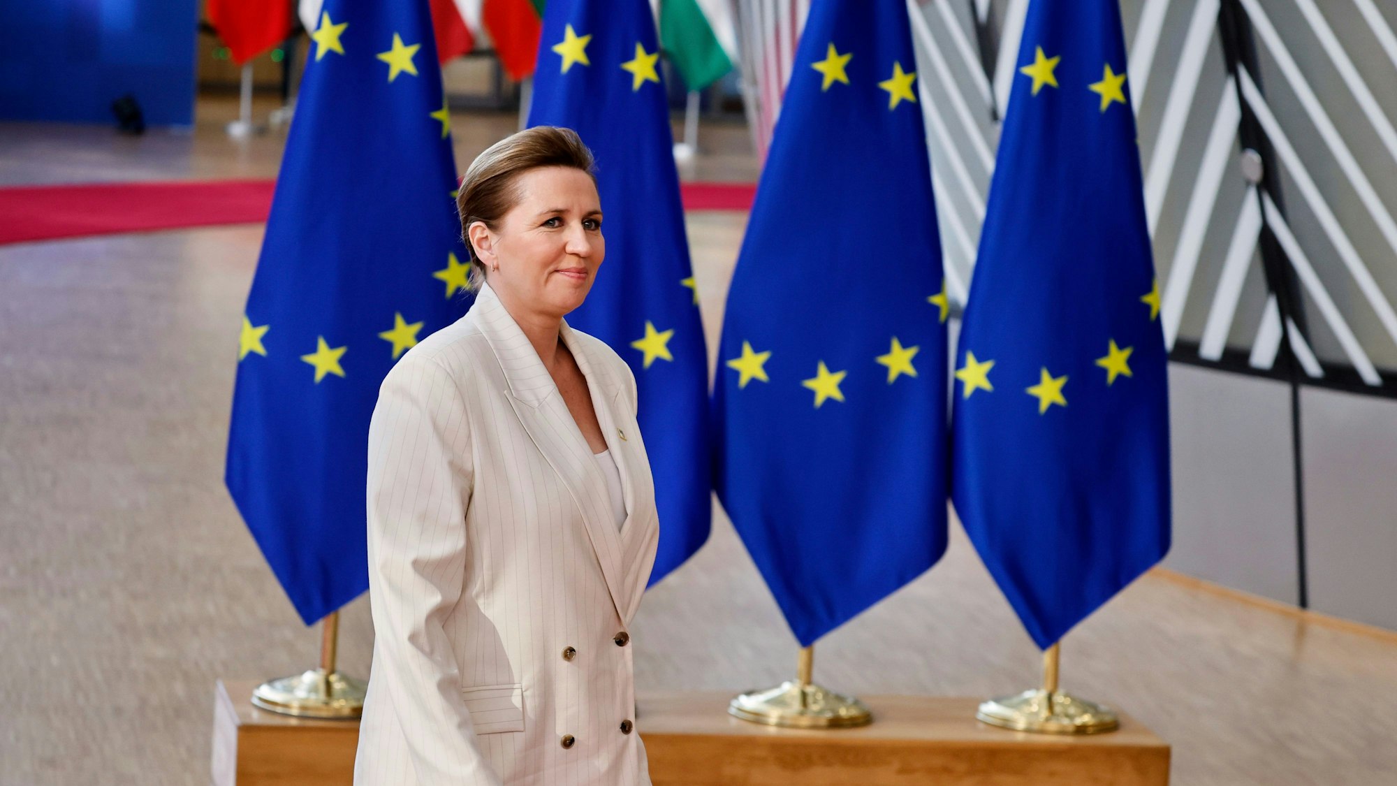 Die dänische Ministerpräsidentin Mette Frederiksen trifft zu einem EU-Gipfel im Gebäude des Europäischen Rates ein.