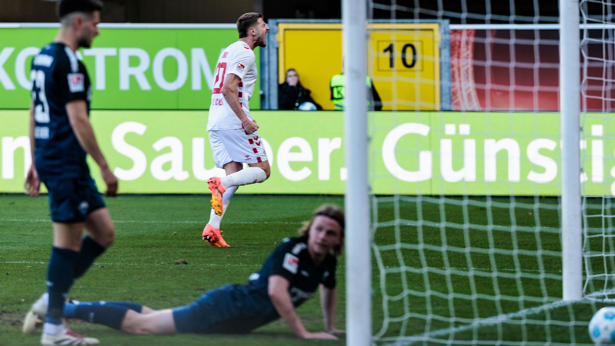 Der Kölner Ausgleich:Paderborns Felix Götze hat einen Pfostenschuss von Imad Rondic zum 1:1 über die eigene Torlinie gelenkt.