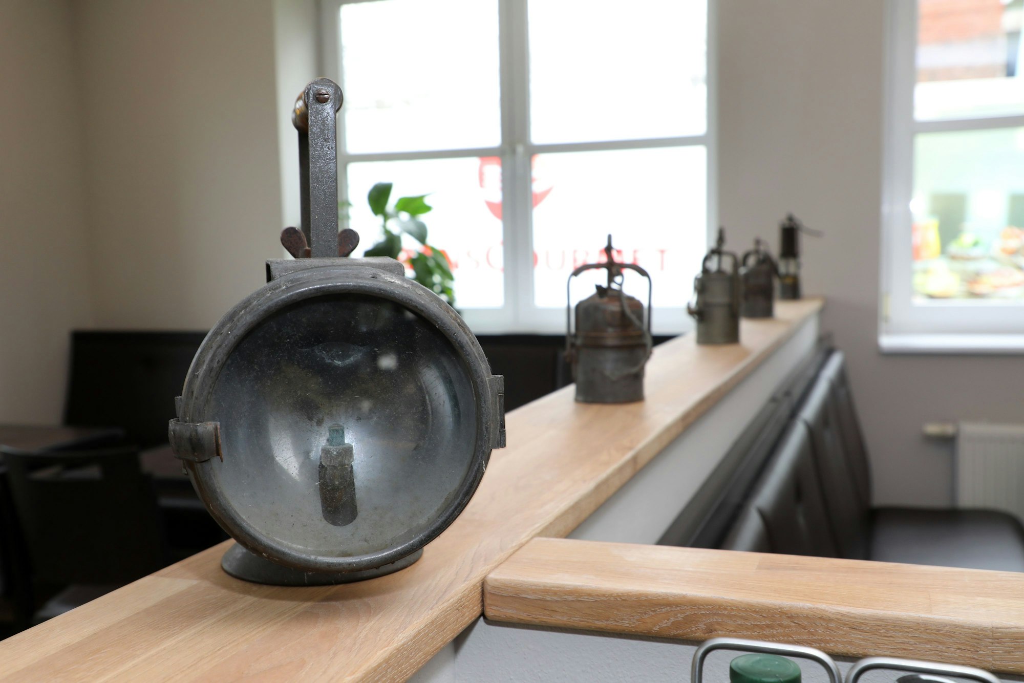 Grubenlampen stehen auf einem Raumteiler im Innenraum des neuen Restaurants „Bergwerk“ im historischen Maschinenhaus auf dem Lüderich bei Overath-Steinenbrück.