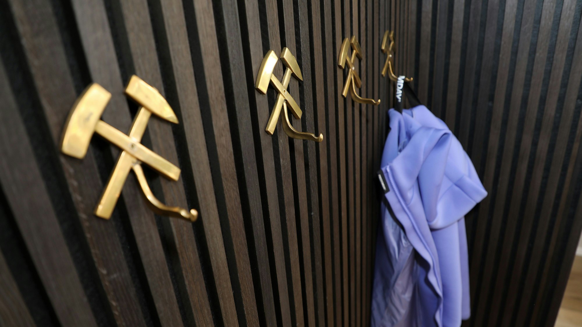 Schlägel und Eisen zieren die Garderobe im neuen Restaurant „Bergwerk“ im historischen Maschinenhaus. Guido Wagner