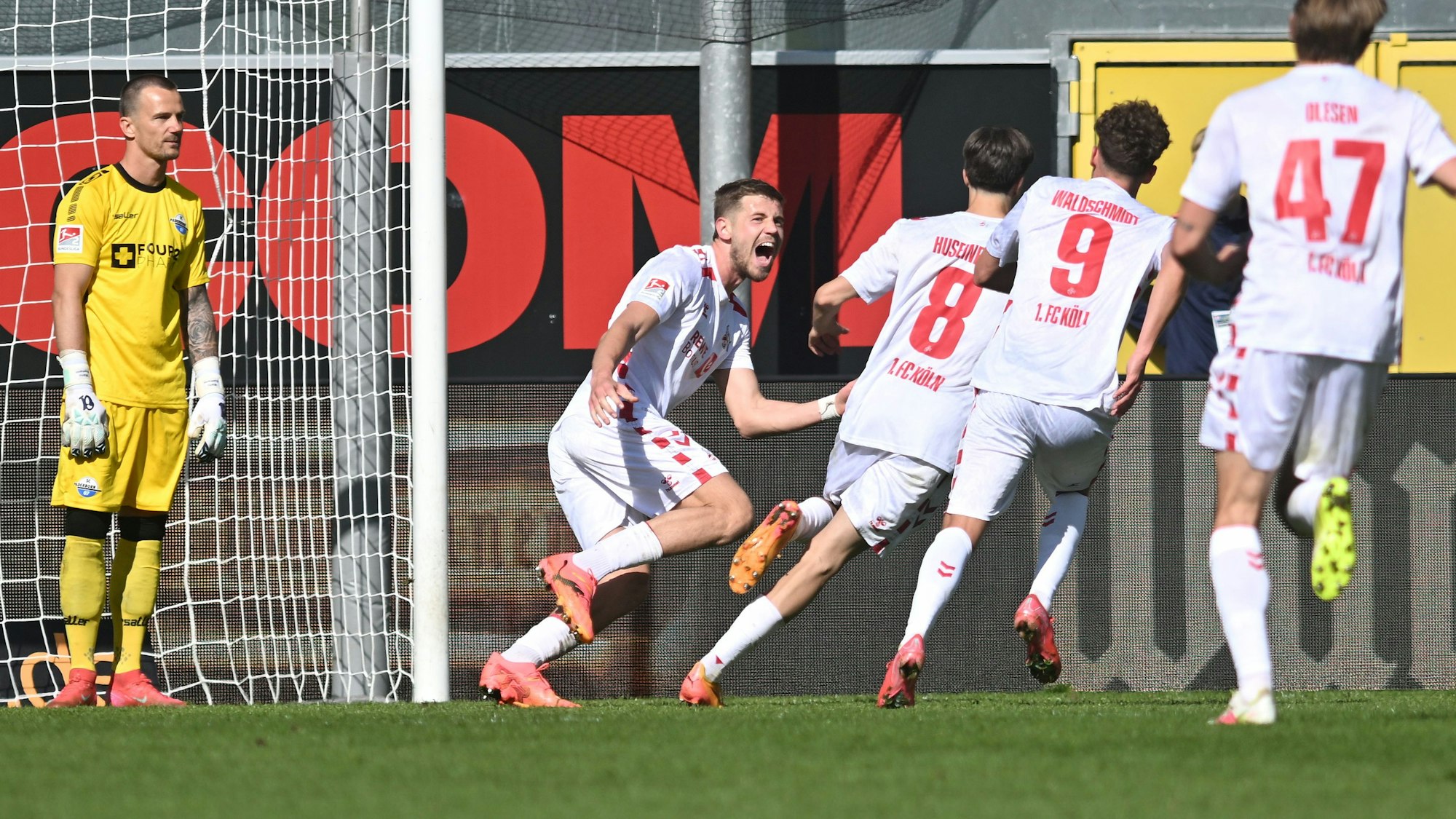 Kölns Denis Huseinba·ic (3.v.r) jubelt mit Iman Rondic (M) über sein Tor zum 2:1.