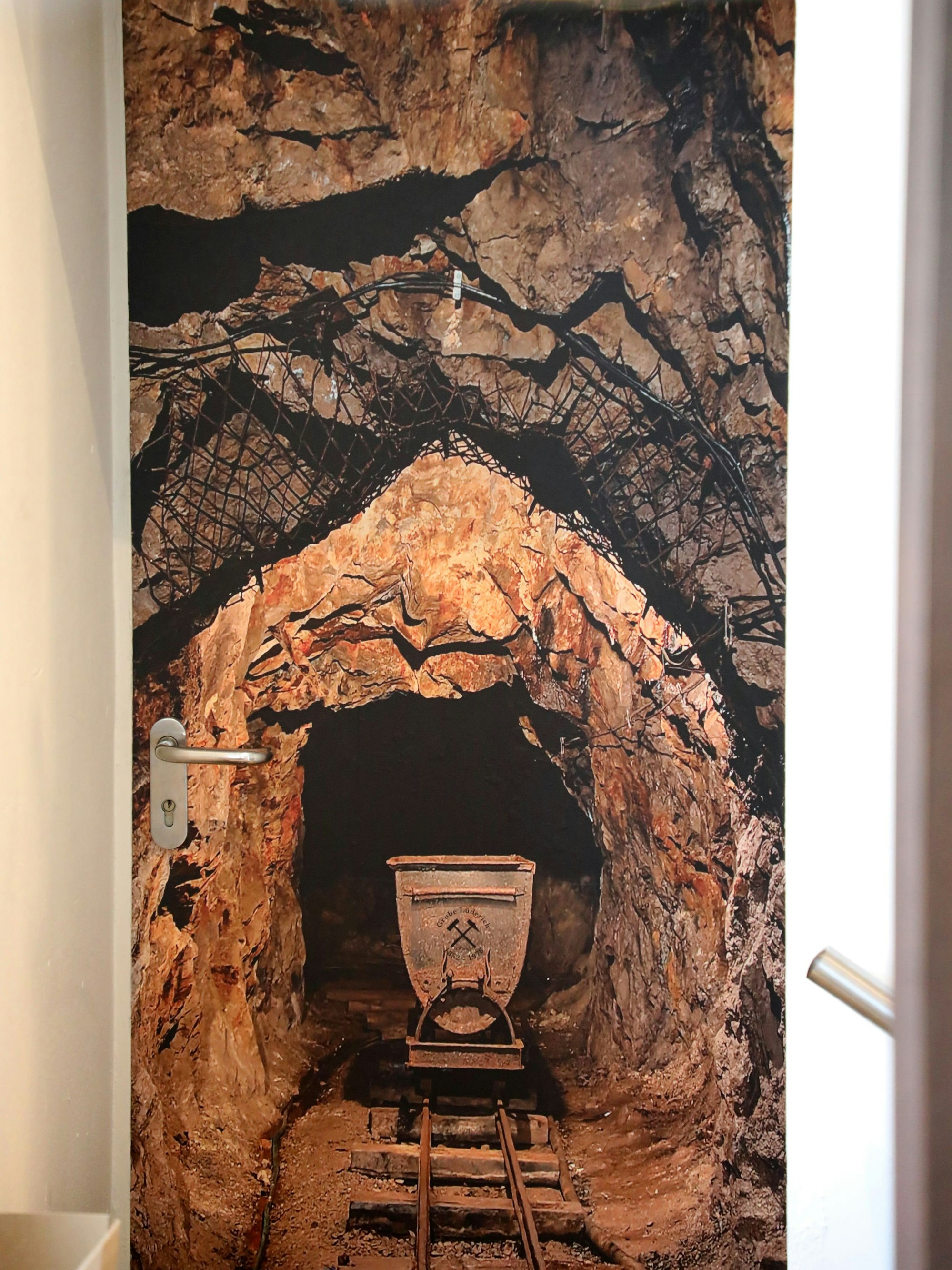 Diese Tür im Restaurant „Bergwerk“ wirkt wie ein Bergwerksstollen.