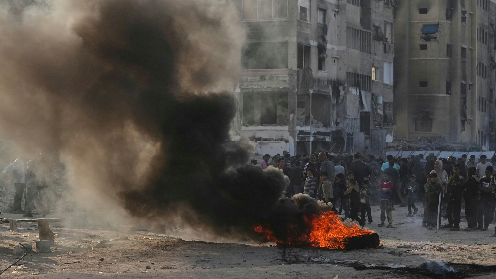 Palästinenser protestieren gegen die Hamas und den Krieg mit Israel.