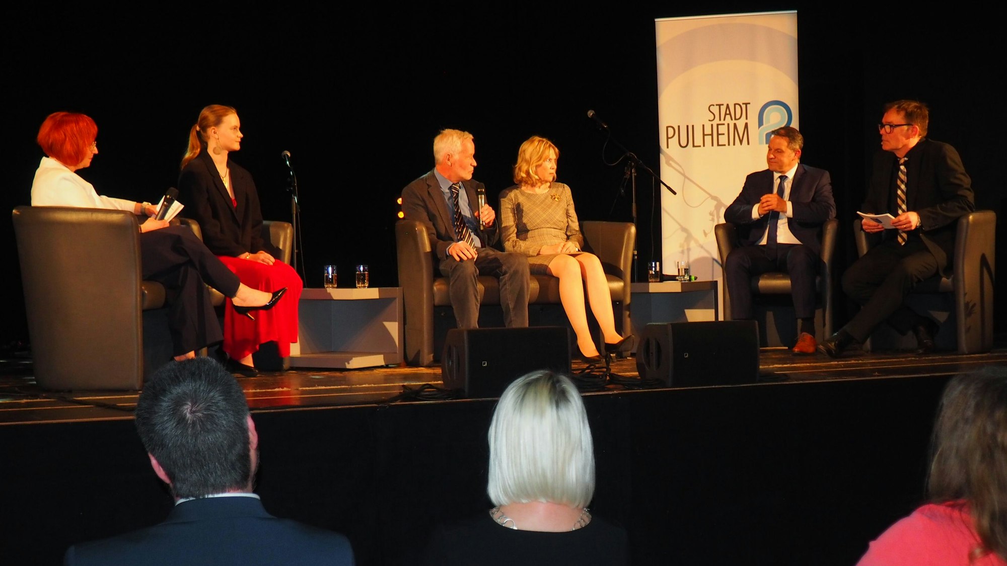 Eine Gesprächsrunde mit sechs Personen.