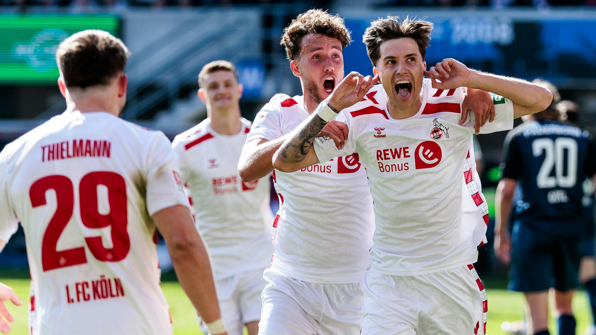 Ausgelassener Jubel über ein sehr wichtiges Tor: Torschütze Denis Huseinbasic (r.) und Vorbereiter Luca Waldschmidt nach dem 2:1-Siegtreffer des 1. FC Köln.