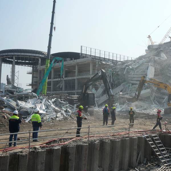 29.03.2025, Thailand, Bangkok: Rettungskräfte arbeiten an einem Hochhaus, das am Freitag nach einem Erdbeben in Bangkok eingestürzt ist. Foto: Manish Swarup/AP/dpa +++ dpa-Bildfunk +++