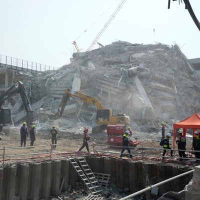 29.03.2025, Thailand, Bangkok: Rettungskräfte arbeiten an einem Hochhaus, das am Freitag nach einem Erdbeben in Bangkok eingestürzt ist. Foto: Manish Swarup/AP/dpa +++ dpa-Bildfunk +++