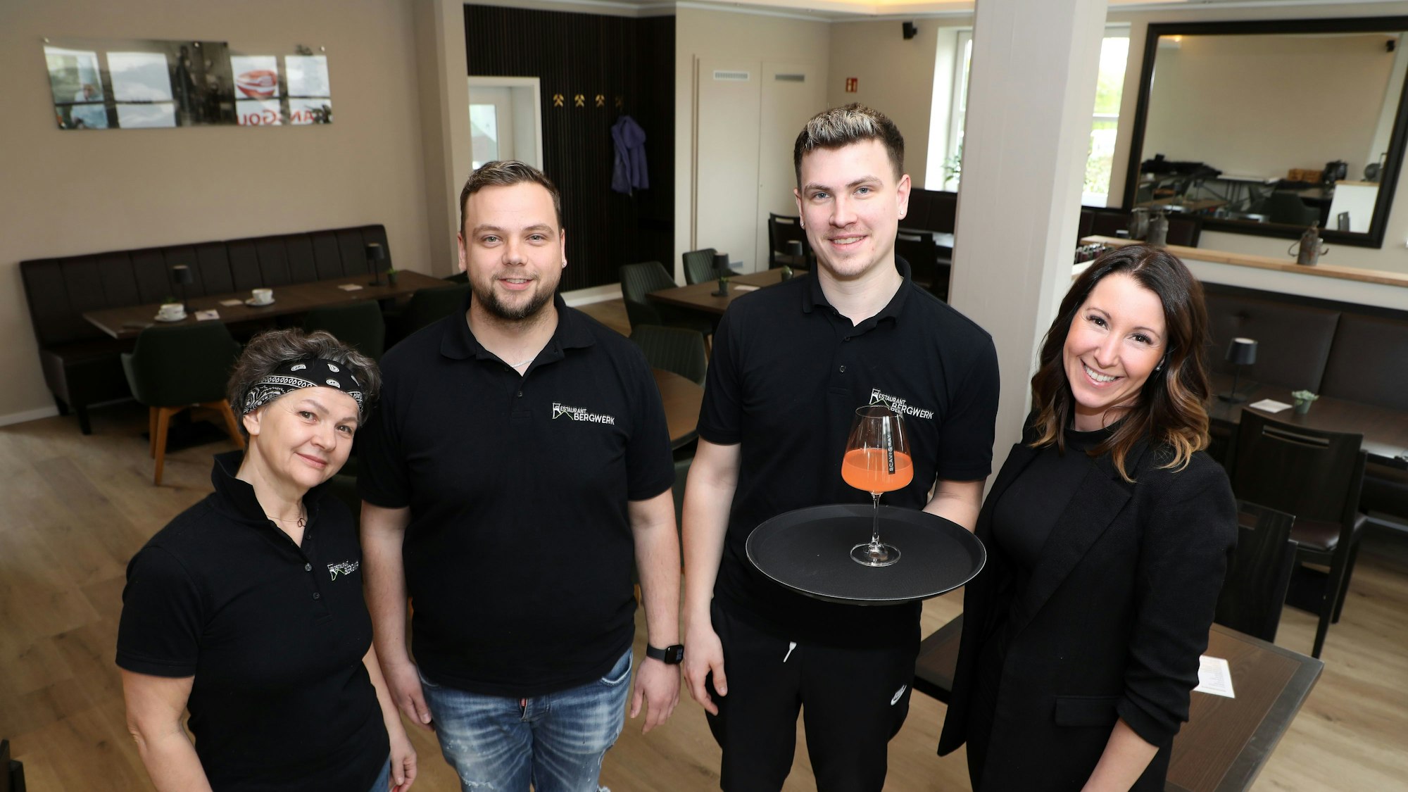 Köchin Olga Jonas, Geschäftsführer und Küchenchef Sascha Zander, Service-Chef Joachim Ebeling und Eventmanagerin Daniela Zander stehen im neu eröffneten Restaurant „Bergwerk“ auf dem Lüderich.