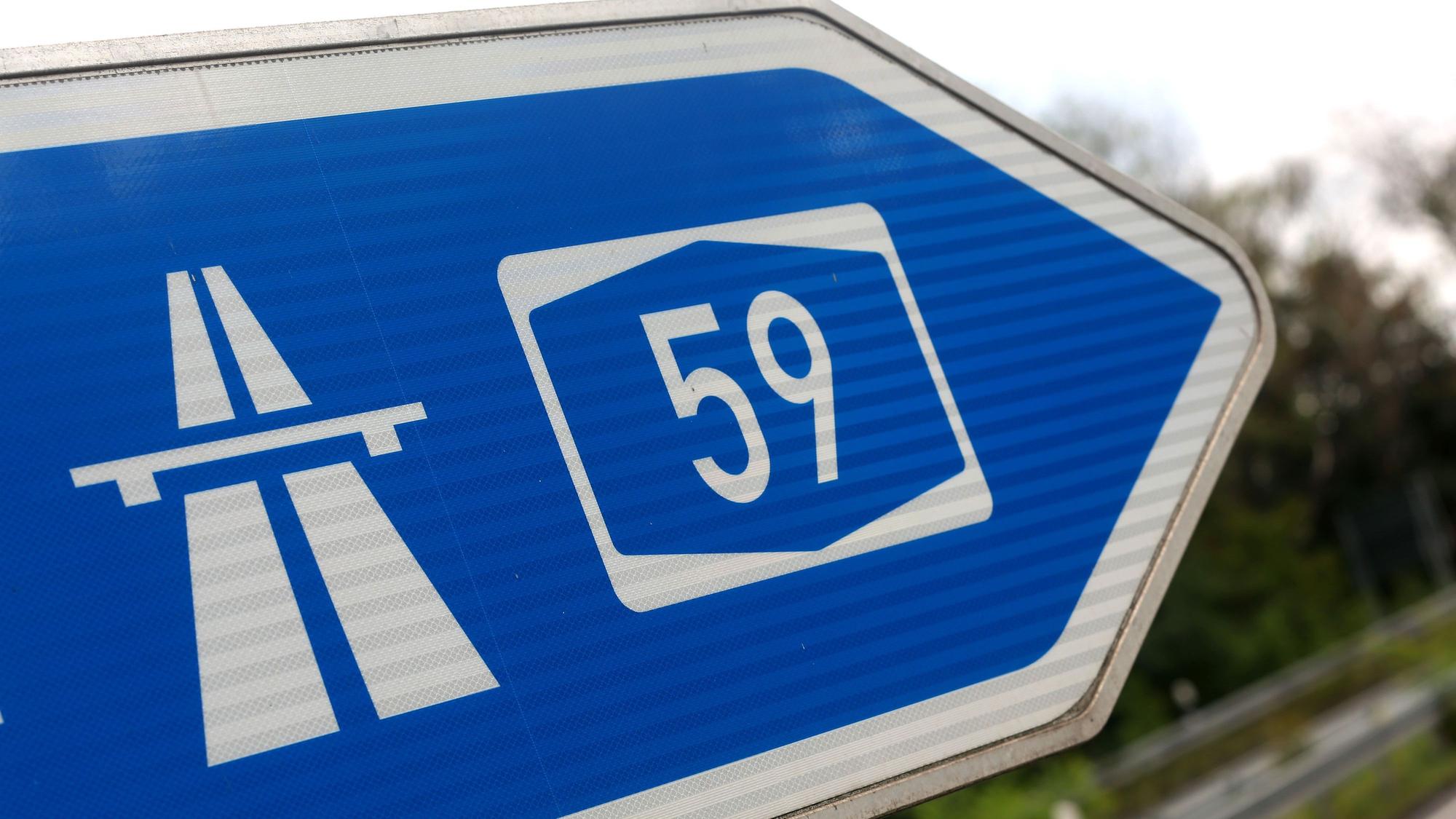 ARCHIV - 11.09.2019, Nordrhein-Westfalen, Duisburg: Ein Autobahnschild der A59 bei Duisburg. (zu dpa: «Studie zu A59-Ausbau: Tunnel zu teuer und langwierig») Foto: Roland Weihrauch/dpa +++ dpa-Bildfunk +++