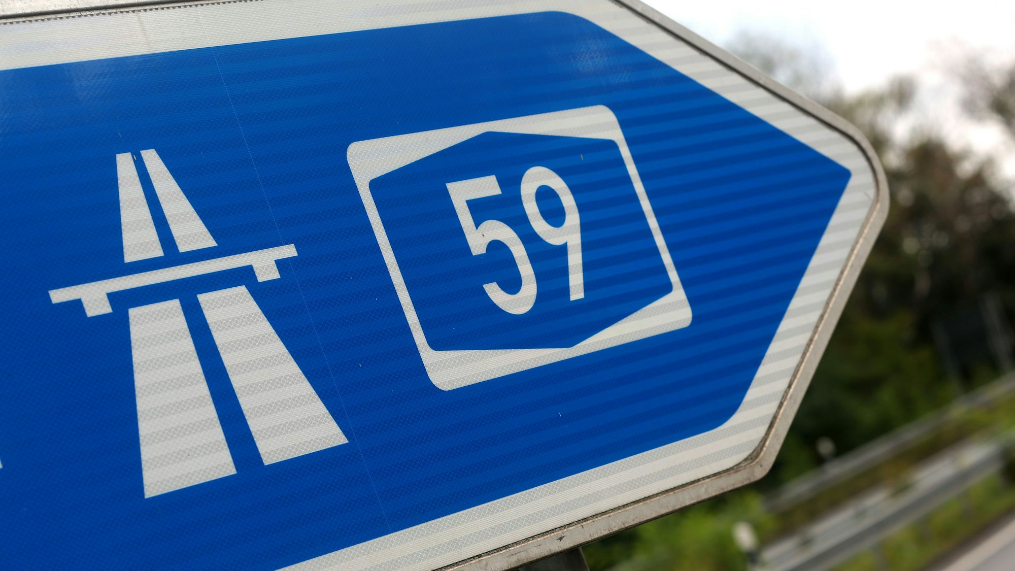 Die A59 musste wegen eines Bombenfunds gesperrt werden (Symbolbild).