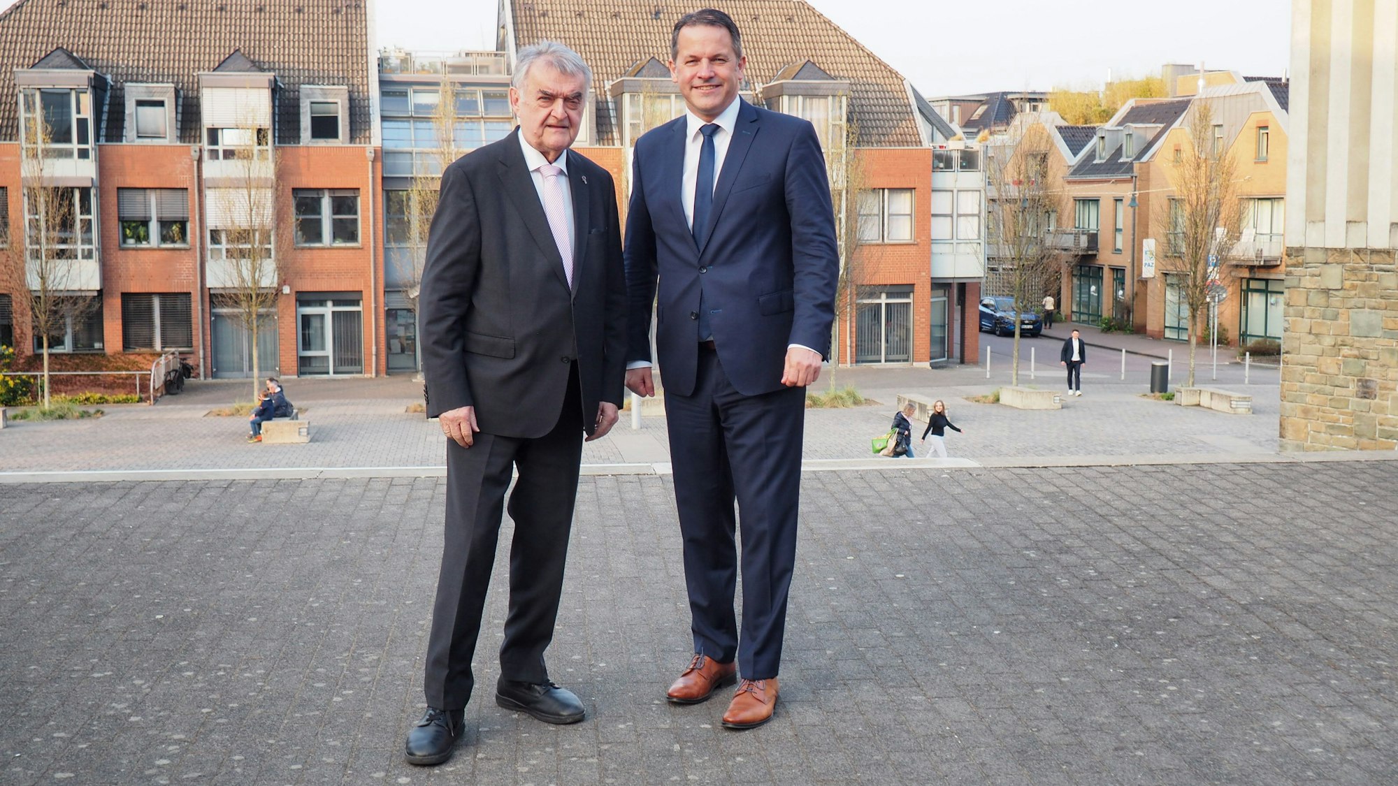 Zwei Männer lächeln in die Kamera.