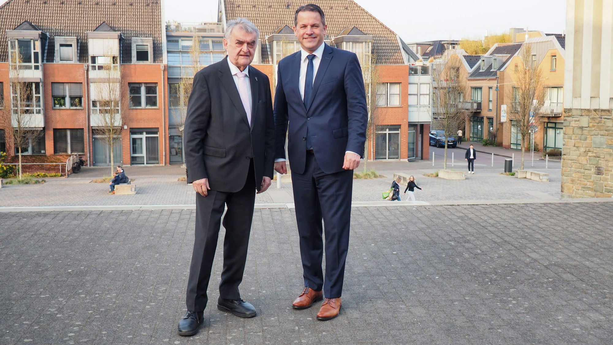 Zwei Männer lächeln in die Kamera.