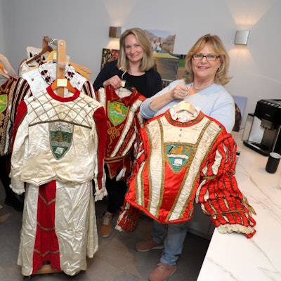 Hier ist immer Karneval: Familie Strünker bewahrt Ornate für die Bergisch Gladbacher Dreigestirne auf: Heino und Margit Strünker mit ihren Töchtern Eva (helles Oberteil) und Viviana