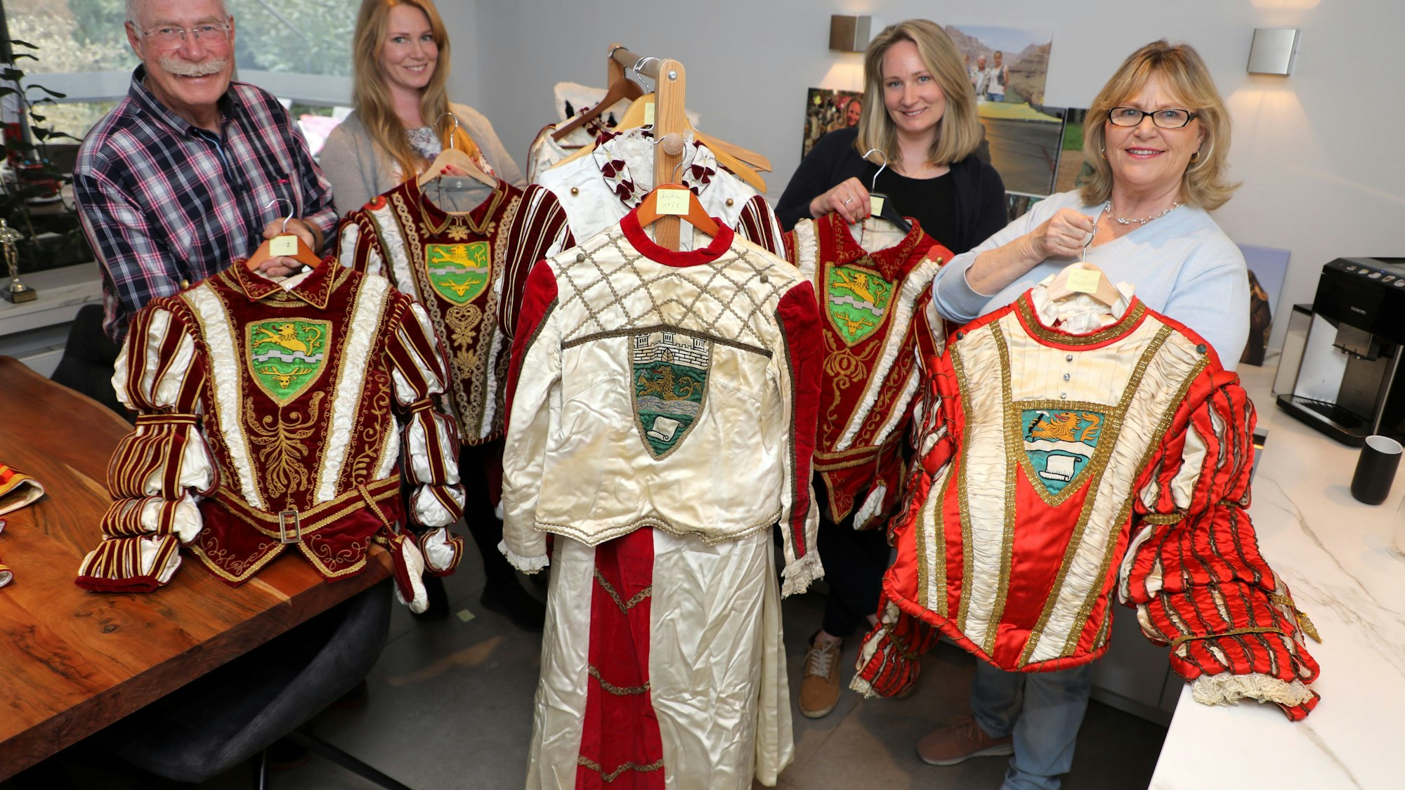 Hier ist immer Karneval: Familie Strünker bewahrt Ornate für die Bergisch Gladbacher Dreigestirne auf: Heino und Margit Strünker mit ihren Töchtern Eva (helles Oberteil) und Viviana