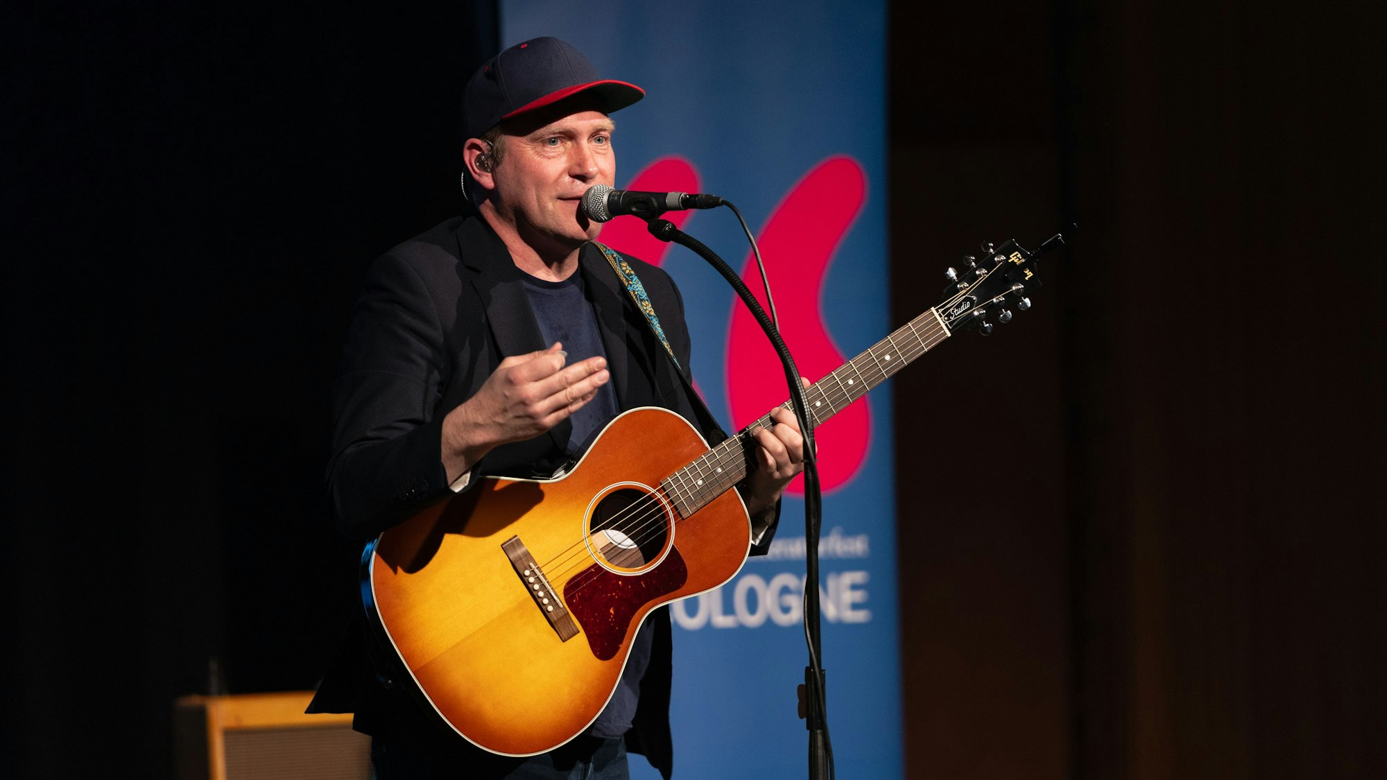 Thees Uhlmann auf der Bühne der lit.Cologne.