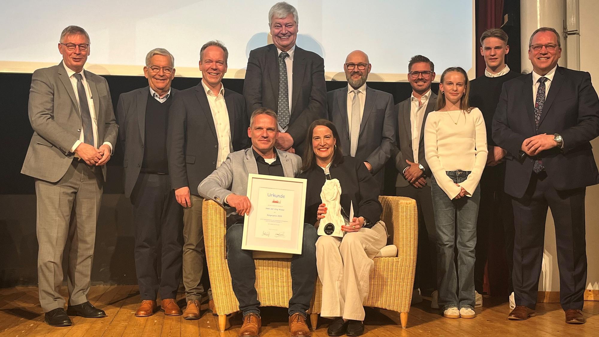 18. Bürgerpreis CDU Nümbrecht 2025, Preisträger Anne und Jörg Weber (sitzend) vom SSV Nümbrecht Handball und Gäste.