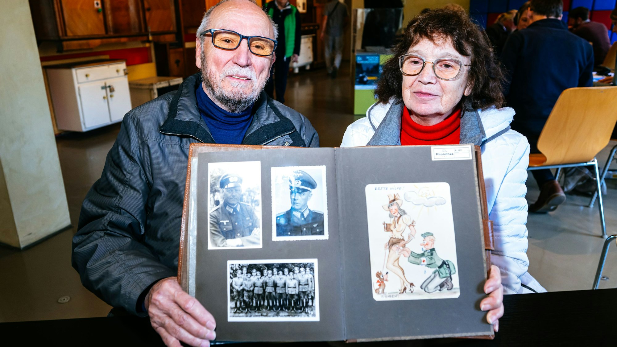 Dieter Schieffers brachte gemeinsam mit seiner Partnerin Karoline Wiegand Briefe und Fotos seiner beiden Onkel ins NS-DOK.Costa Belibasakis