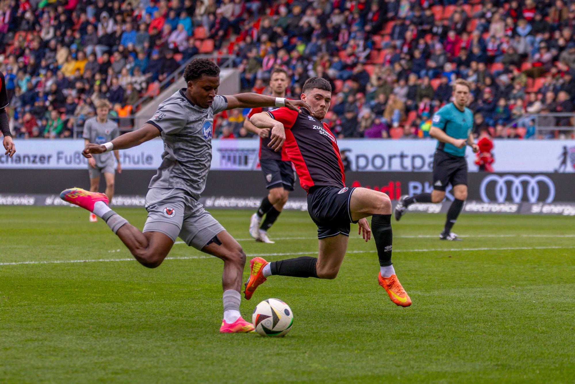 Ingolstadt, Deutschland 30. März 2025: 3. Liga - 2024/2025 - FC Ingolstadt 04 vs. Viktoria Köln Im Bild: v. li. im Zweikampf Sidney Lopes und Felix Keidel FCI /// DFB regulations prohibit any use of photographs as image sequences and/or quasi-video /// Audi Sportpark Bayern *** Ingolstadt, Germany March 30, 2025 3 Liga 2024 2025 FC Ingolstadt 04 vs Viktoria Köln Pictured from left in duel Sidney Lopes and Felix Keidel FCI DFB regulations prohibit any use of photographs as image sequences and or quasi video Audi Sportpark Bayern Copyright: xFotostandx/xSchäferx