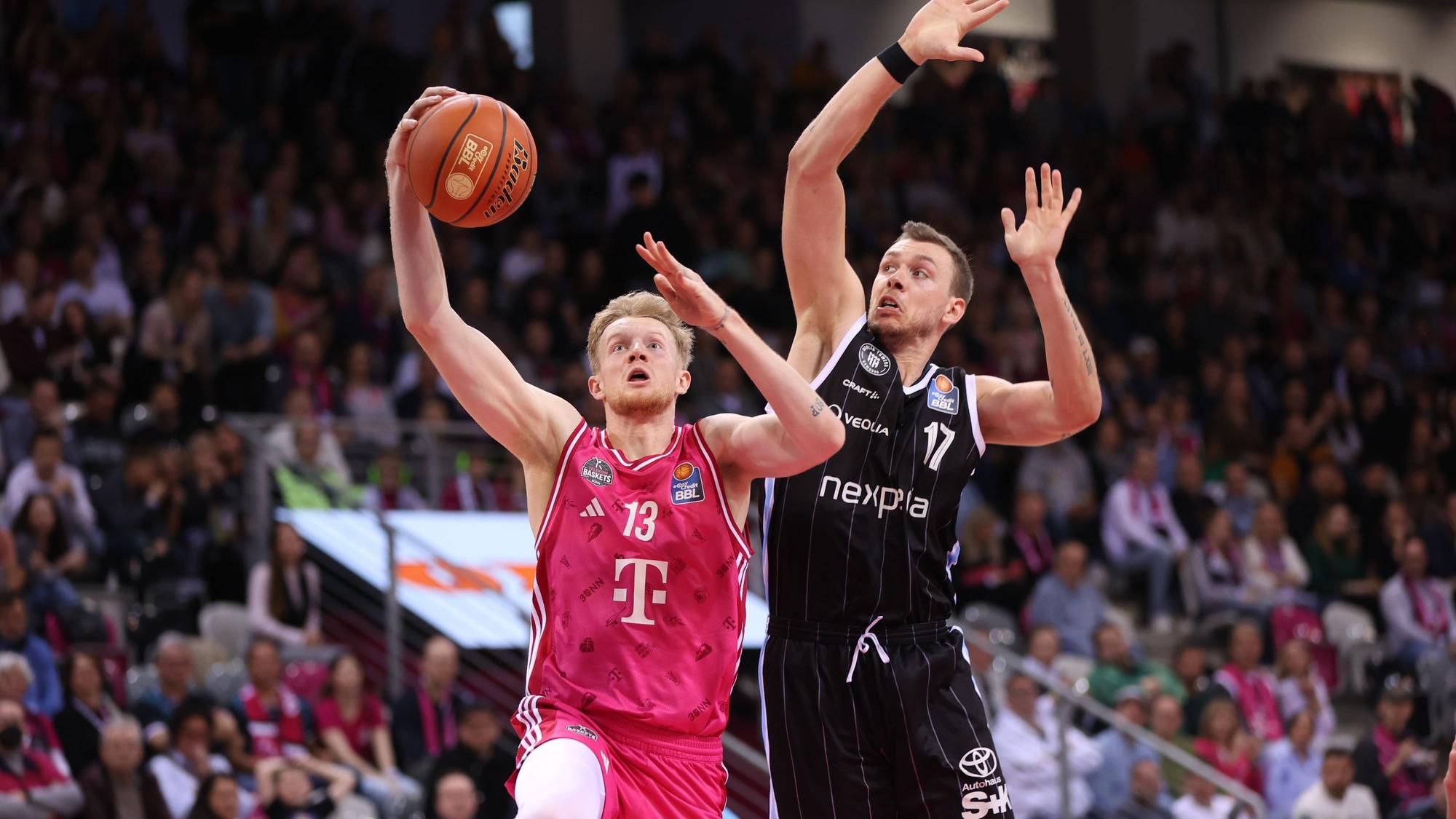 Bonns Bodie Hume (links) setzt sich gegen Hamburgs Niklas Wimberg durch, er kam auf fünf Punkte.