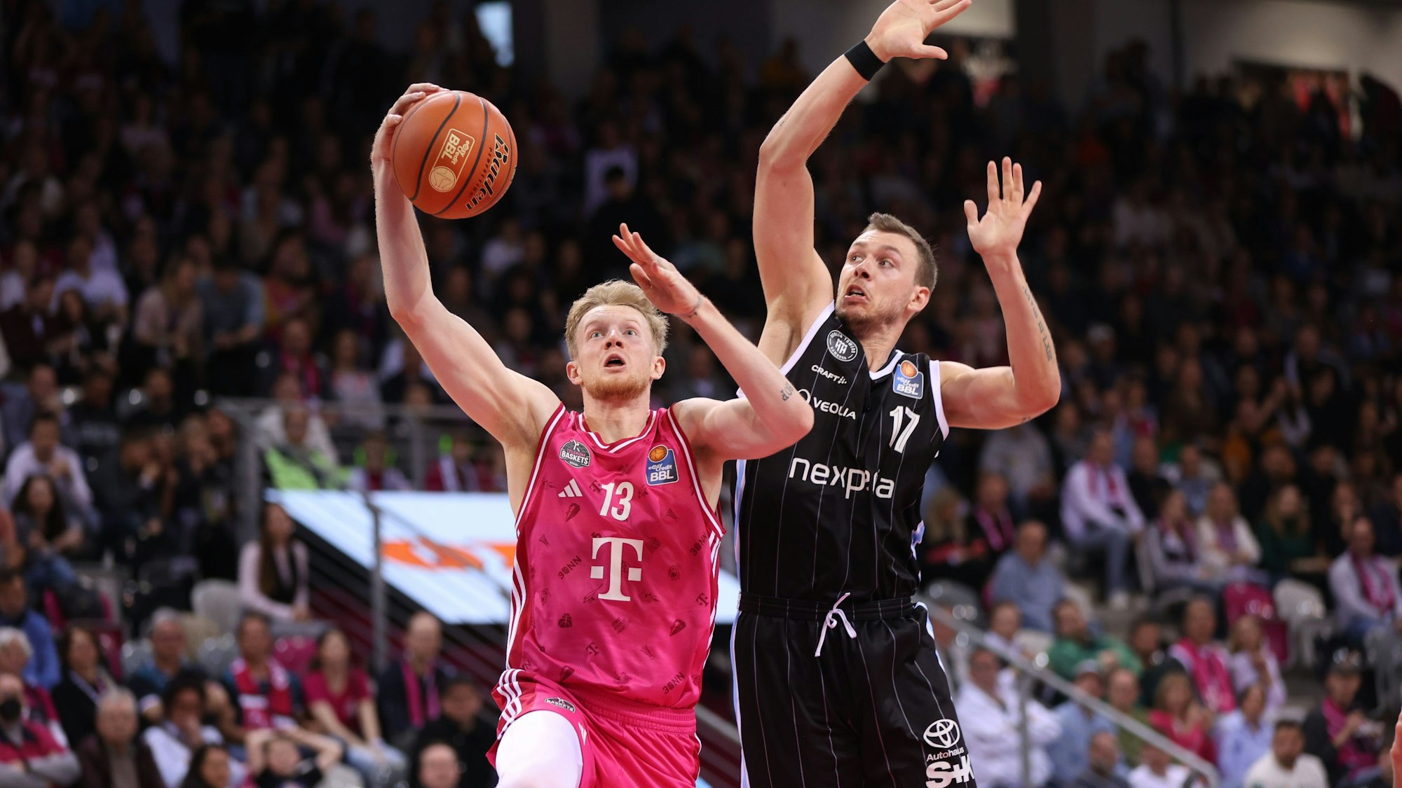 Bonns Bodie Hume (links) setzt sich gegen Hamburgs Niklas Wimberg durch, er kam auf fünf Punkte.