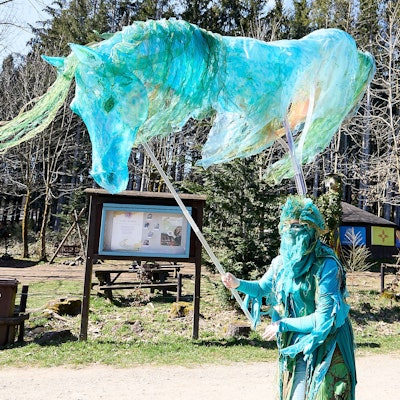 Als Fabelwesen kostümierte Schauspieler sind im Wildgehege Hellenthal zu sehen.